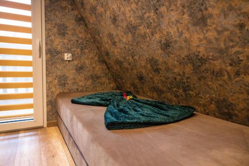 Un pat sau paturi într-o cameră la Radkowskie Apartamenty Julia z widokiem na zalew i gory