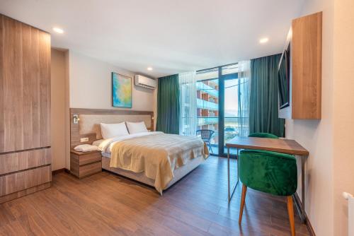 Postel nebo postele na pokoji v ubytování Sunset Residence & Hotel Batumi