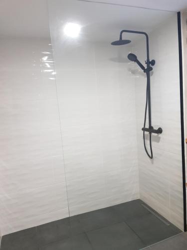 eine Dusche im Bad mit einer weißen Wand in der Unterkunft Quinta dos Carvalhos in Cabana Maior