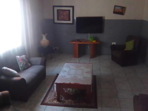 Μια τηλεόραση ή/και κέντρο ψυχαγωγίας στο M AND M HOME FROM HOME