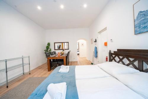 3 king-size beds, 15 min from Vienna Hauptbahnhof, ground floor