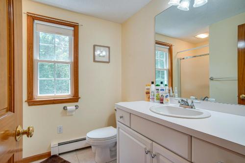 un bagno con lavandino, WC e specchio di Sandbar Hideaway a Old Silver Beach