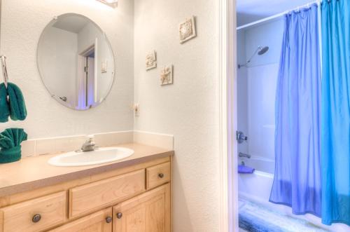 Ένα μπάνιο στο Juniper House MCA 499