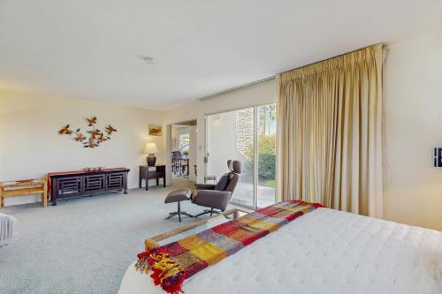 En eller flere senge i et værelse på Desert Chill Condo - 28758