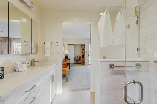 Et badeværelse på Desert Chill Condo - 28758