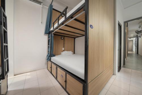 Кровать или кровати в номере Hoàn Kiếm Lake Backpackers Hostel