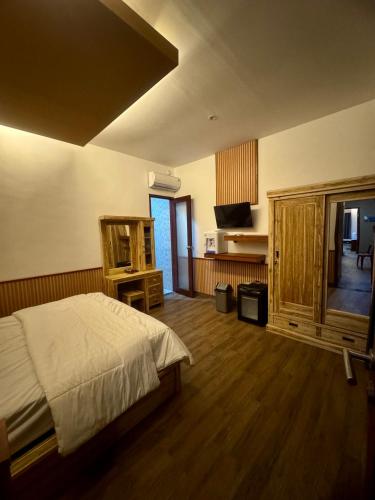 Un dormitorio grande con una cama y una cocina. en Kubu alit guest house Seminyak, en Seminyak