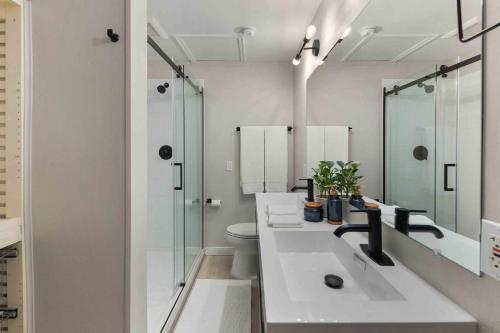 un bagno con lavandino, doccia e WC di Anderson Island Escape a Anderson Island