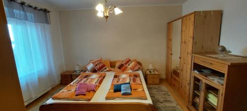 una camera da letto con letto, cuscini e cassettiera di Ferienhaus - Wohnung- Havelblick a Phöben