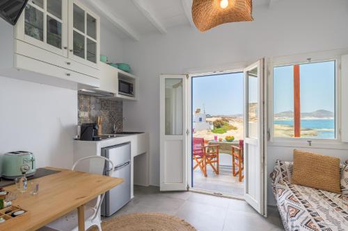 Køkken eller tekøkken på Manolis And Filio Home -By The Sea