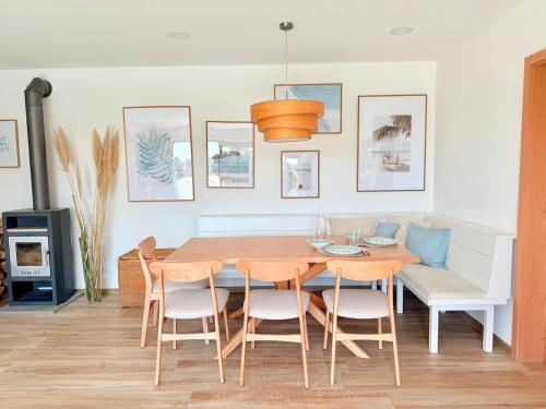 ein Esszimmer mit Tisch und Stühlen in der Unterkunft Seehaus 22- Lake house with private beach in Grafenwörth