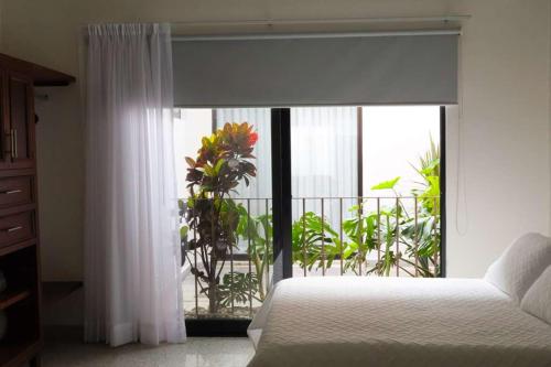 una camera da letto con un letto e una finestra con balcone di Casa San José a Coatepec