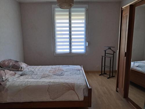 una camera da letto con un letto e una finestra di Chez Monique 