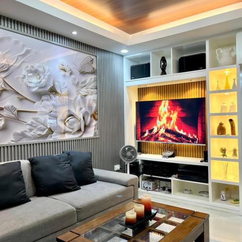 GuiguintoRelaxing 2BR Home Village Stay的带沙发和壁炉的客厅