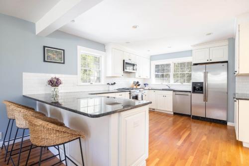 Kuchyň nebo kuchyňský kout v ubytování Haven on Glynn by Rove Travel - Coastal Luxury