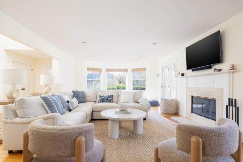 TV a/nebo společenská místnost v ubytování Haven on Glynn by Rove Travel - Coastal Luxury