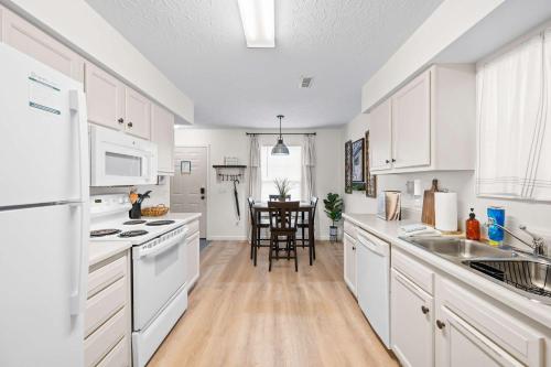 Η κουζίνα ή μικρή κουζίνα στο Near Ark Private Parking Patio 2 bed 1&half Bath