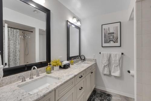 Phòng tắm tại Spacious Palm Oasis