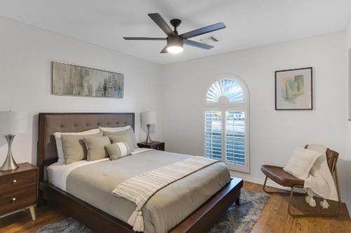 Giường trong phòng chung tại Spacious Palm Oasis