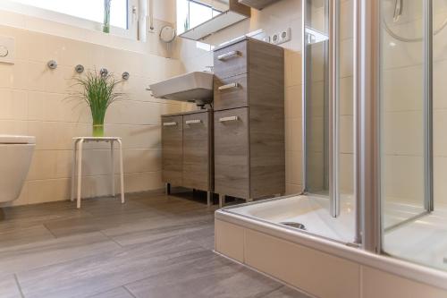 Ένα μπάνιο στο Haus Harle 50201 Ferienwohnung Harle 1