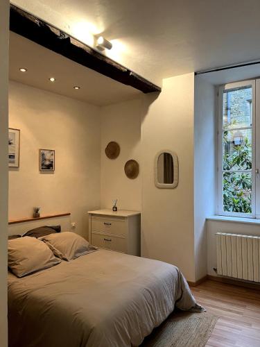 a bedroom with a bed and a window at La vue sacrée in Laon