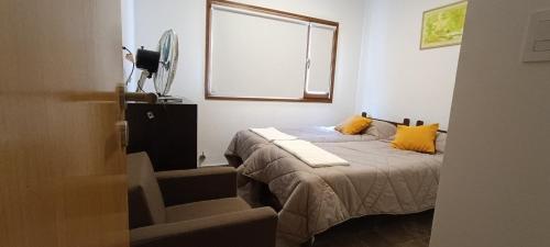 Ένα ή περισσότερα κρεβάτια σε δωμάτιο στο Depto Centrico con COCHERA