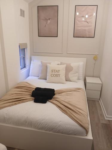 The City Nook في مانشستر: غرفة نوم مع سرير عليها قميص أسود