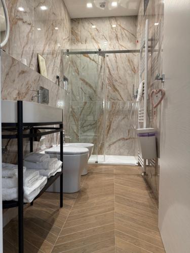 特尔尼EDA Home的带淋浴、马桶和水槽的浴室