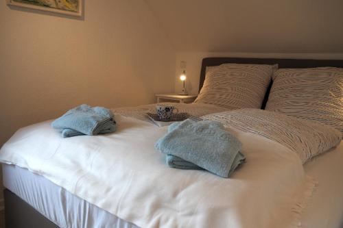 Ένα ή περισσότερα κρεβάτια σε δωμάτιο στο Appartment Buntspecht - Gemütliche Ferienwohnung, Direkt am Wald, Nähe zur Altstadt