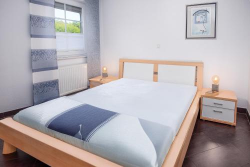 Ένα ή περισσότερα κρεβάτια σε δωμάτιο στο Friesenhaus Greetsieler Grachten