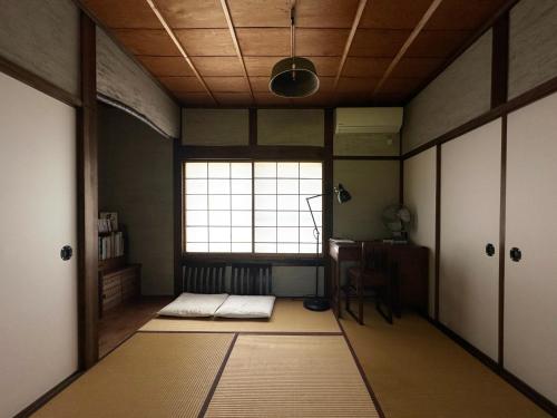 una camera con finestra e letto interno di sikari Vacation STAY 95401v a Takashima