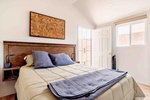 Ένα ή περισσότερα κρεβάτια σε δωμάτιο στο Casita on bluff above Puerto Nuevo lobster village