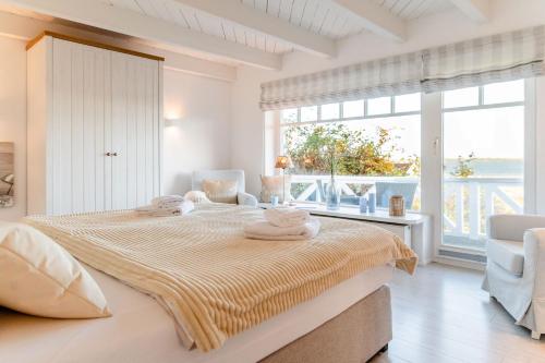 ein Schlafzimmer mit einem großen Bett mit Handtüchern darauf in der Unterkunft KüstenGlück in Langballig