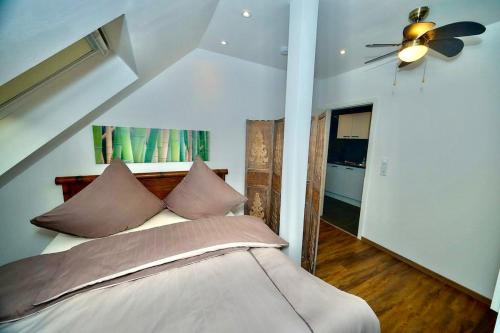 ein Schlafzimmer mit einem Bett mit Deckenventilator in der Unterkunft gemütliche 3 Zimmerwohnung mit 2 Einzelbetten, Doppelbett für Monteure geeignet in Hohenmölsen