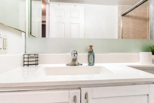 Ένα μπάνιο στο High-Rise Skyline Suite Sleeps 5 Steps to SQ1