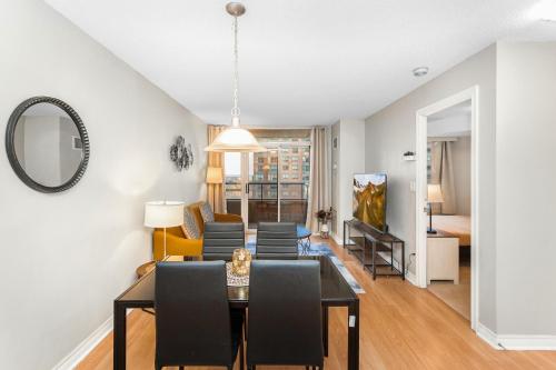 Χώρος καθιστικού στο High-Rise Skyline Suite Sleeps 5 Steps to SQ1