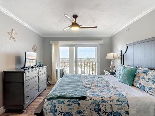 Ένα ή περισσότερα κρεβάτια σε δωμάτιο στο Oceanfront 1BR Condo Balcony, Heated Pool Beach