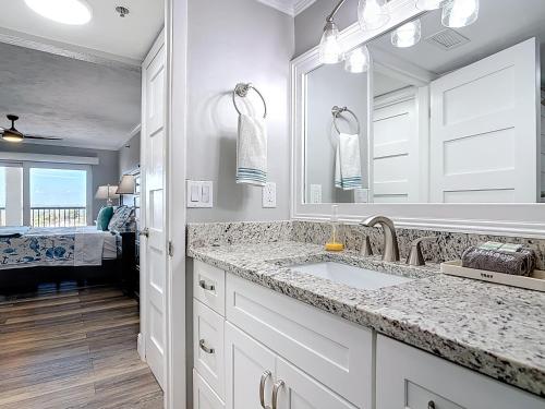 Ένα μπάνιο στο Oceanfront 1BR Condo Balcony, Heated Pool Beach