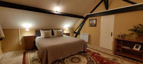 Ένα ή περισσότερα κρεβάτια σε δωμάτιο στο Chambres d’hôtes La Joyeuse