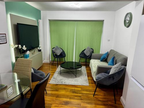 A seating area at Seafront-Approach Cottage