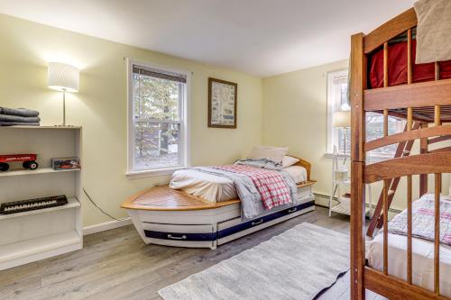 Ένα ή περισσότερα κρεβάτια σε δωμάτιο στο Lake Winnisquam Home Fish, Hike and Explore!