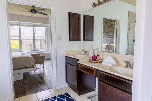 Ένα μπάνιο στο 5BR BIG Home in Tomball, Game Room 10 pax