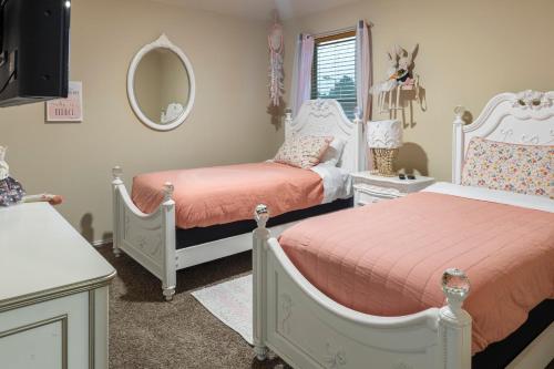 Ένα ή περισσότερα κρεβάτια σε δωμάτιο στο 5BR BIG Home in Tomball, Game Room 10 pax