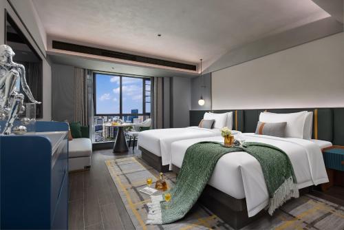 een hotelkamer met twee bedden en een badkamer bij Neyar星辰隐奢露台花园酒店--德思勤广场店 in Changsha
