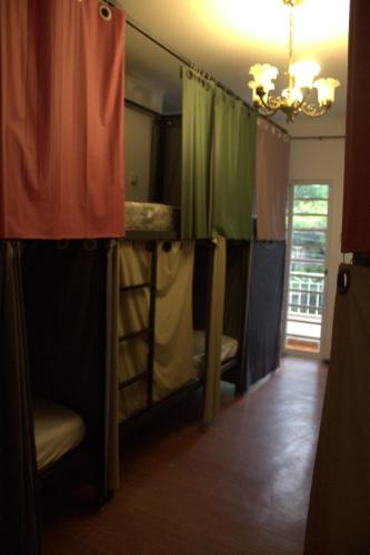 Кровать или кровати в номере Sakura Hostel