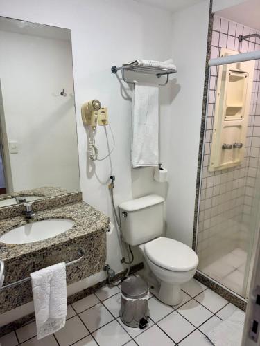 Un baño con inodoro, lavabo y ducha. en Praia do Canto Apart Hotel Varanda frente mar, en Vitória