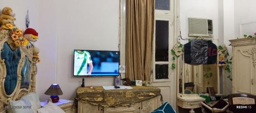 Μια τηλεόραση ή/και κέντρο ψυχαγωγίας στο down town besaid auc