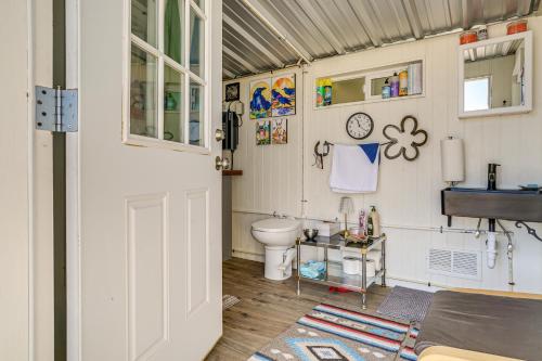 een badkamer met toilet en wastafel bij New Mexico Desert Hideaway! Pet-Friendly Tiny Home in Rodeo