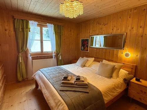 een slaapkamer met een bed met twee handdoeken erop bij Villa Verdi in Fischerndorf