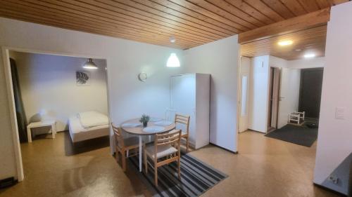 una stanza con tavolo e sedie e una camera da letto di Spacious 4 Bedroom rowhouse a Sodankylä